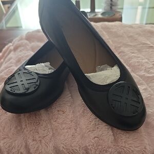 Clarks Black Women's Loafers with Decorative Emblem